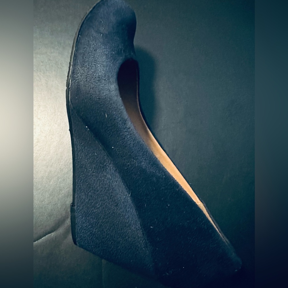 Blue navy Suede CL by Laundry. Size 6
